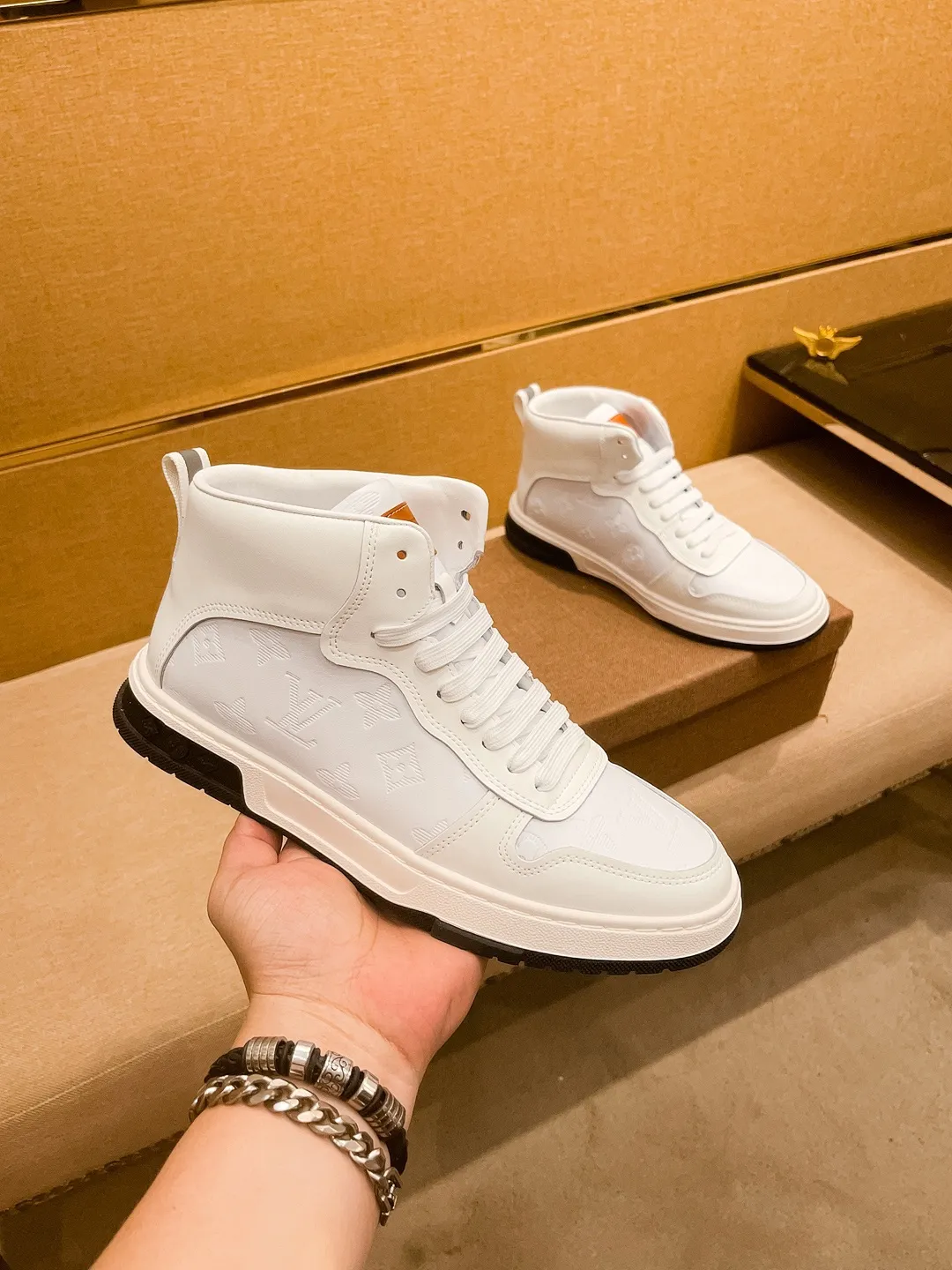 Men's shoes 💰 440💰【 LV 】🔥 Louis Vuitton, high-end men's shoes brand, official website 1:1 latest masterpiece: the upper is made of first-layer cowhide imported from Italy with a comfortable and breathable lining➕original non-slip and wear-resistant outsole🔥, making walking more convenient and comfortable! An exclusive new model, a stunning work, a beautiful 1:1 replica [color] compared to the official quality! Create a fashionable personality to set off your uniqueness! A must-have for trendy men! Classic🔥Size: 38-44 Color: 🔥Multiple colors available🔥